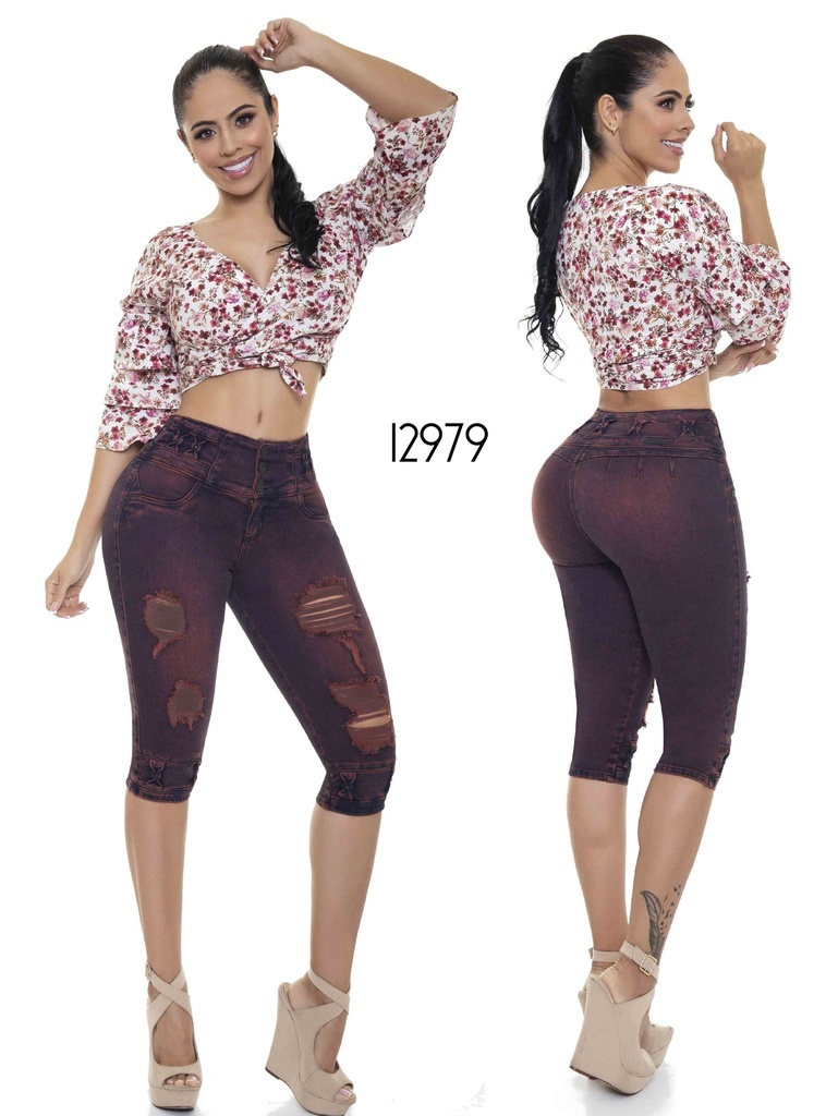 [0001011297901] Jeans Capri Levantacola Ciruela Desgastado para Mujer 12979